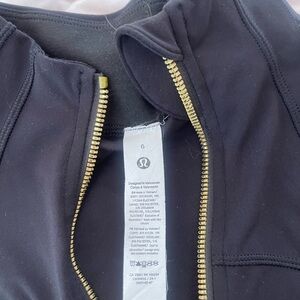 Lululemon define crop jacket in color black/gold size 6.